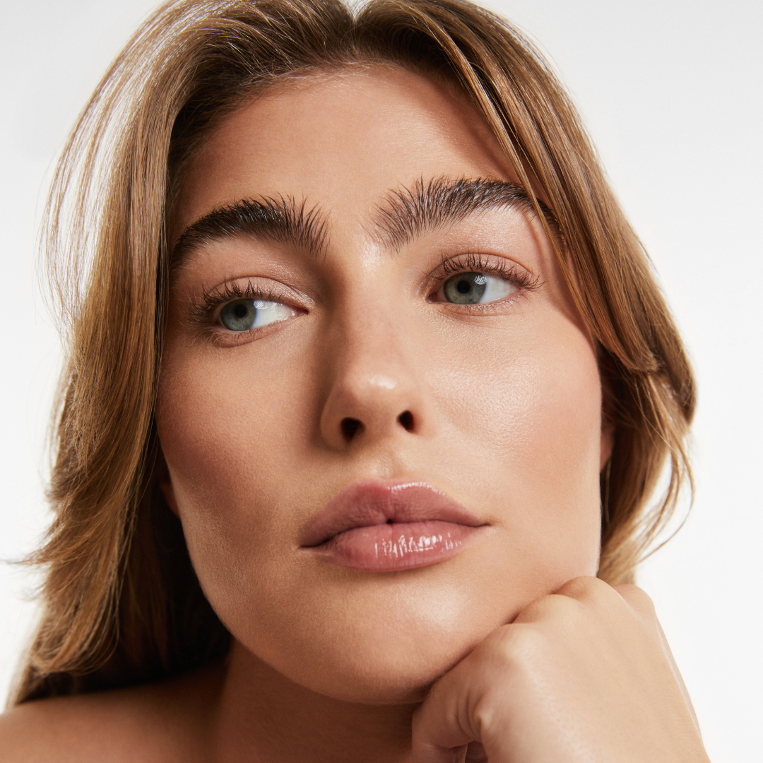 Smooche Fibre Brow Gel Ash Brown Model