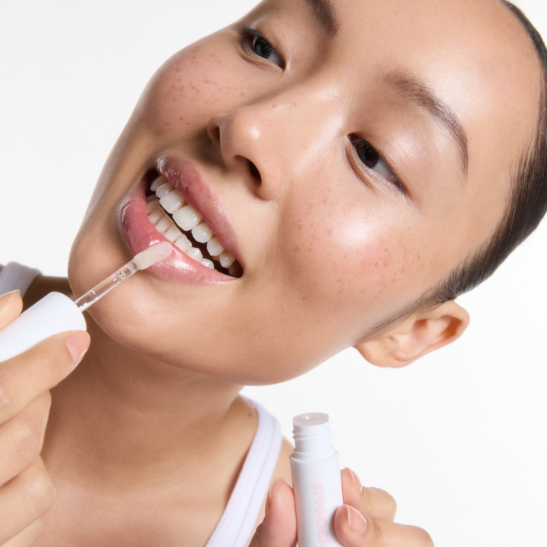Smooche Volume Lip Gloss Clear Model
