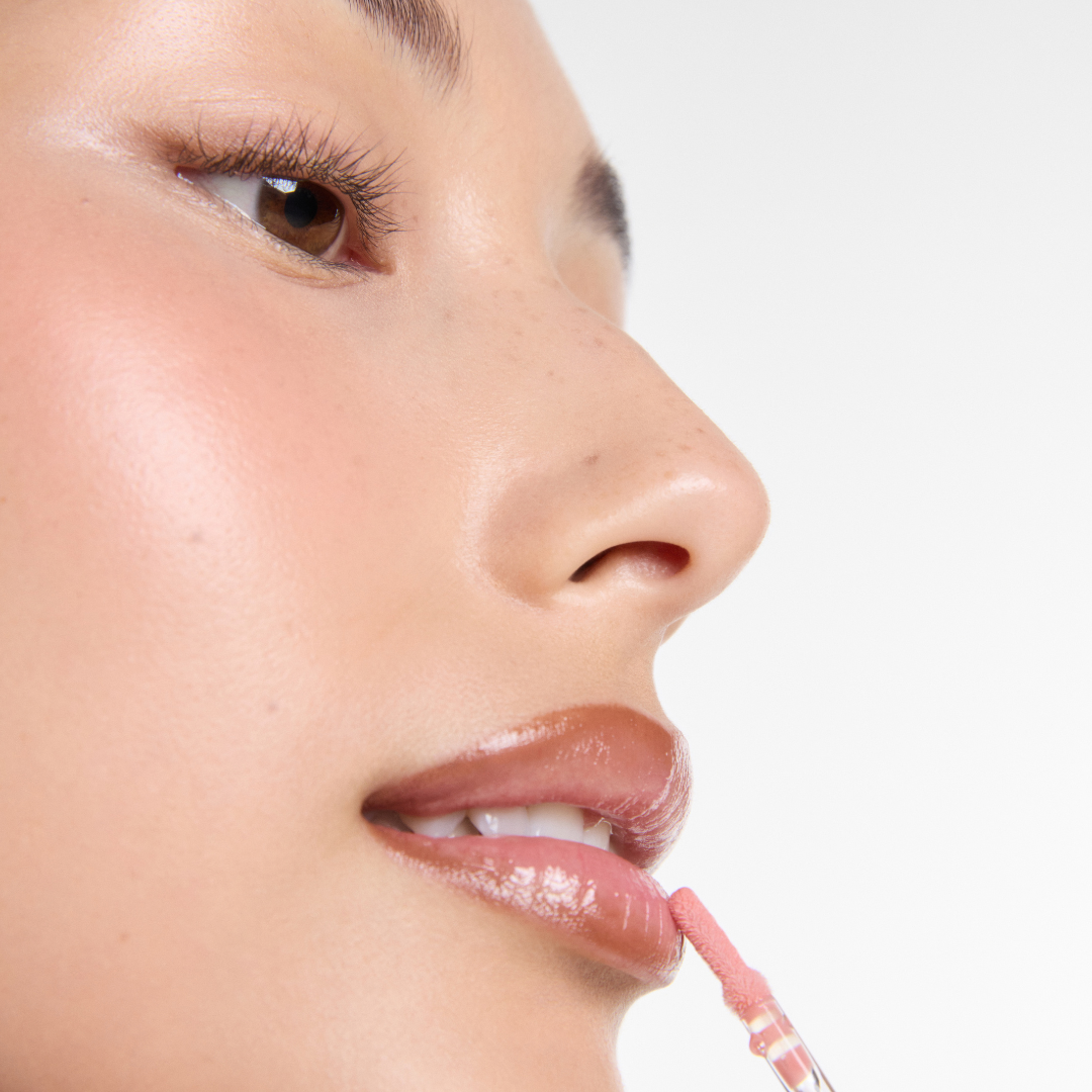 Smooche Volume Lip Gloss Pink Application